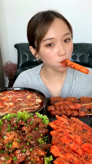 吃播小姐姐吃烧烤,培根金针菇太有食欲了,看的我口水差点流下来