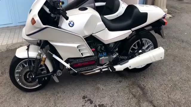 100万的宝马边三轮k100rs,这外观比超跑都帅,喜欢吗?