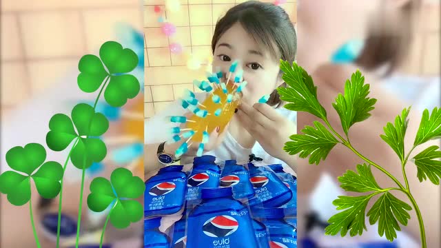 可爱美女直播吃酸酸甜甜可乐糖,看着真过瘾,是我向往的生活