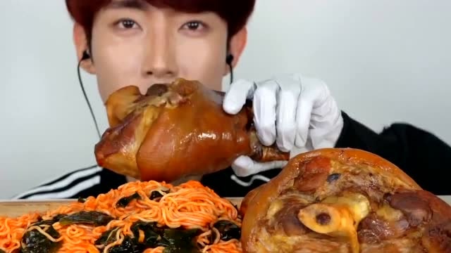jaeyeol吃大猪蹄子,男人果然都是猪蹄!