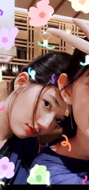 赵露思和蒋依依,两个好姐妹在一起,恕我直言羡慕了!