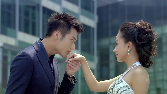 美女遭记者追问哑口无言,霸道总裁突然出现,当场就和美女订婚!