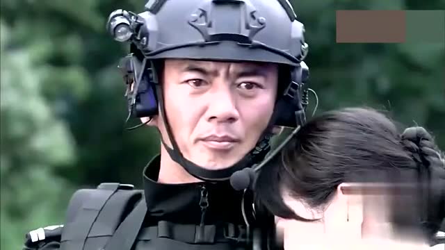 特警力量龙头执意要参加营救任务,一家三口齐装上阵