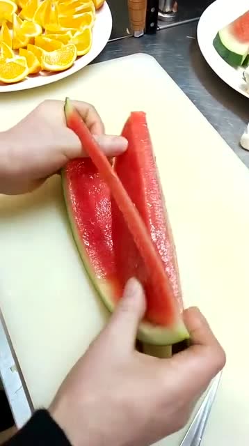 西瓜切块的新潮方法
