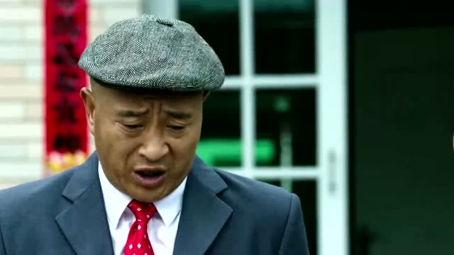 乡村爱情:赵四系着红领带穿着红袜子,准备去刘能家要赵兰娜