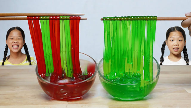 吃货姐妹挑战彩色凉粉,晶莹剔透不忍下口,晃动起来才是真漂亮!