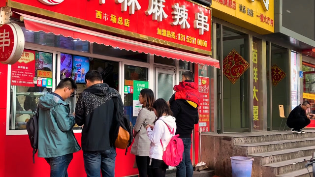街边麻辣串小店炸香蕉是一大特色,吃起来酸甜爽口,不少人排队买