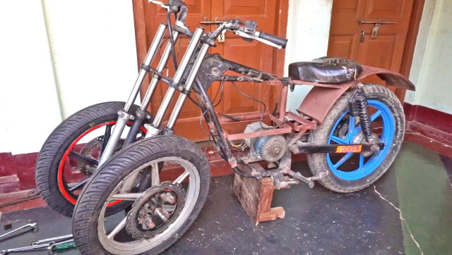 报废摩托车架舍不得扔,印度大叔把它改装成电动三轮车,上路开一点问题