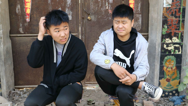 大哥拉着二弟合家,没想二弟说啥都不同意,原因太搞笑了