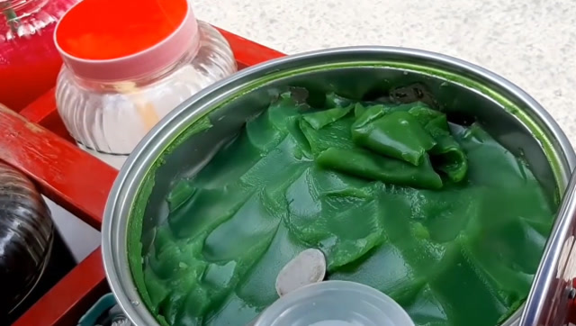 绿色的"仙草冻"你吃过吗?加点椰果珍珠和牛奶,看得人直流口水