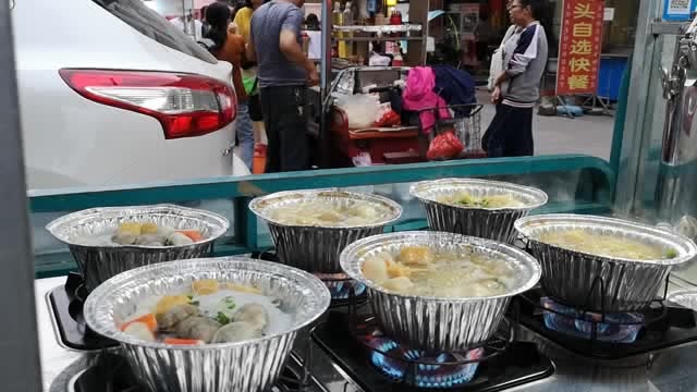 80后小伙全职摆摊卖锡纸花甲粉轻轻松松一天就赚三百