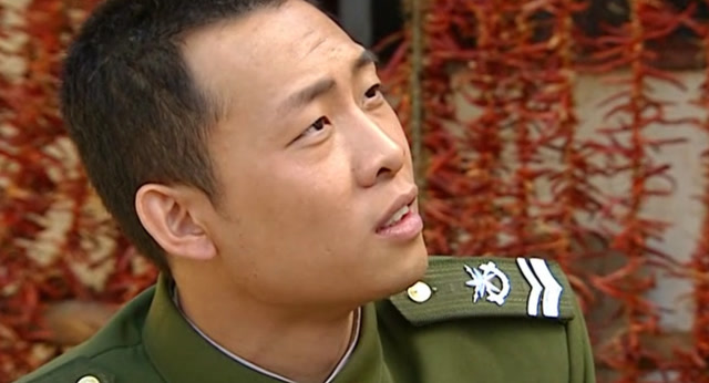 史今班长第一次见许三多,问他一个问题:你想当兵吗?三多:想!