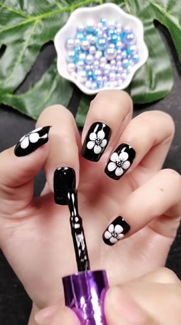 我自己就可以在指甲上画花,美美哒!