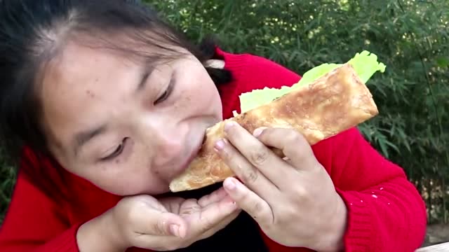 胖妹买两斤驴肉做火烧驴肉解馋,看着都留口水,网友:看她吃东西太遭罪