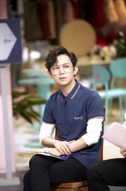 何炅,今天是戴眼镜的租房小何,垄断了整条街的男人,一看就靠谱!