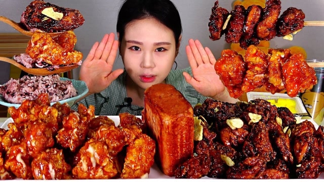 韩国大胃王小姐姐吃红彤彤的炸鸡看她吃东西真是太享受了