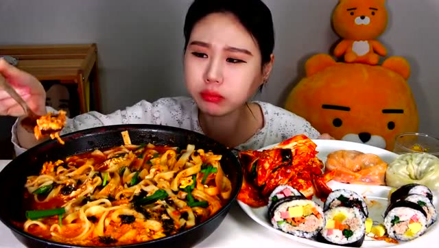 韩国吃播:美女姐姐吃刀削面,大口的吃,吃的好满足
