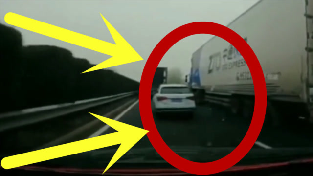 老司机强行超车不料却阴沟里翻船,网友:不作死就不会死!