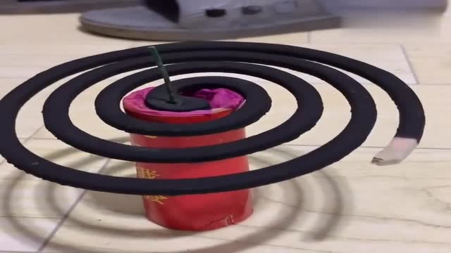 傻小子也是脑洞大开,竟然把蚊香放到鞭炮上,这"闹钟"绝了!