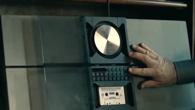 失明恋曲:加文来到比尔家后,发现桌子上厚厚的灰尘