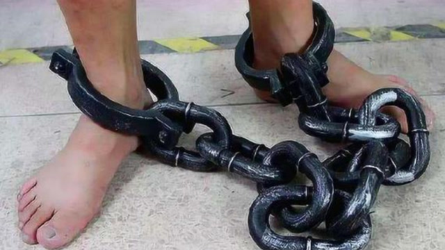 女犯人戴着脚镣,如何换裤子呢?其实脚镣上有"手脚"