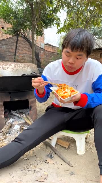 农村浪人:早上起来就自己吃个鸡蛋炒粉