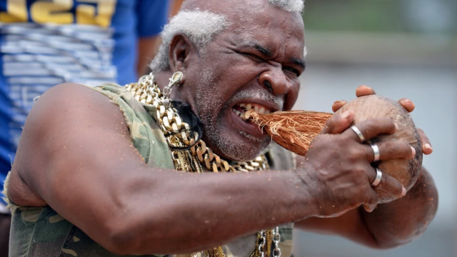 大爷用牙开20万个椰子,练成"铁牙功",如今靠这个生活!