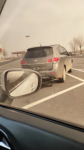 土豪开破车拿玻璃水彰显身价,网友直呼太豪,自来水这样用都得破产!