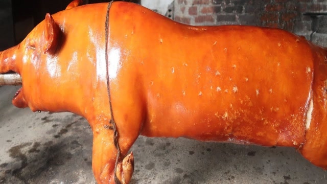 大叔家门口卖吊烧小乳猪,1斤50元,十里八乡的食客闻着味来买