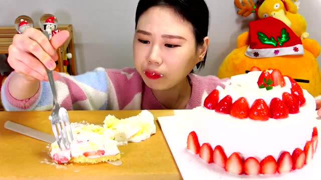 韩国大胃王吃播美食吃货卡妹 草莓蛋糕