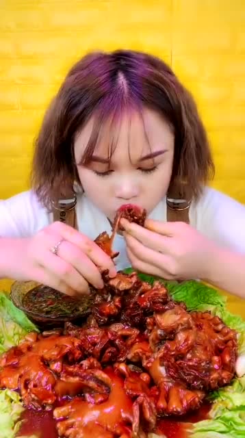 吃货小姐姐,这次吃鸡冠油,吧唧吧唧真馋人