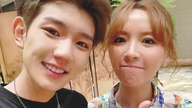 神仙姐弟!王源现身黄雅莉演唱会 台下拿相机拍照变"站哥"