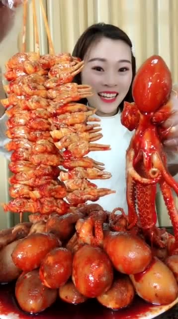 大胃王小姐姐吃海鲜,一口吃三串,嘴里塞的满满的,贼过瘾!