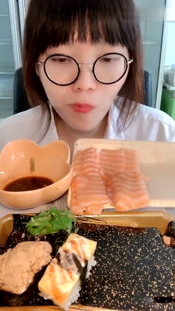 吃播小姐姐吃三文鱼和寿司,看完这一幕,我口水都快流出来了