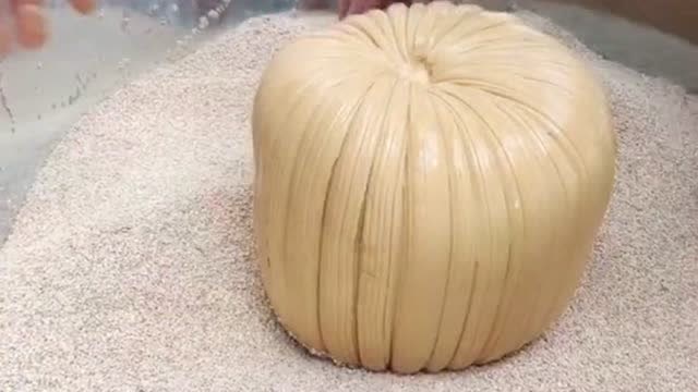 你绝对没见过这么大的糖瓜,这个甜品看着非常诱人,让我口水直流!