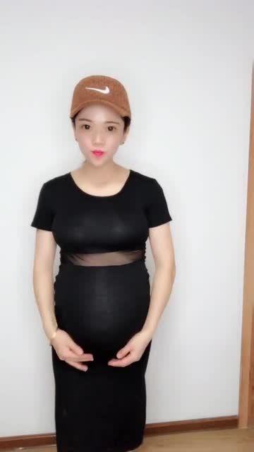 美女肚子都这么大了还在跳倒车舞网友老公不管管吗