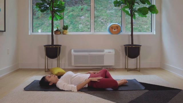 身腿结合式瑜伽,此体式最大的功效就是消耗大腿最肉,让大腿线条更加