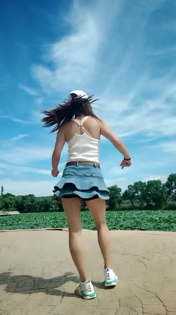 最近这个小姐姐火了,穿牛仔短裙跳舞真带劲儿,我偷偷看了20遍!