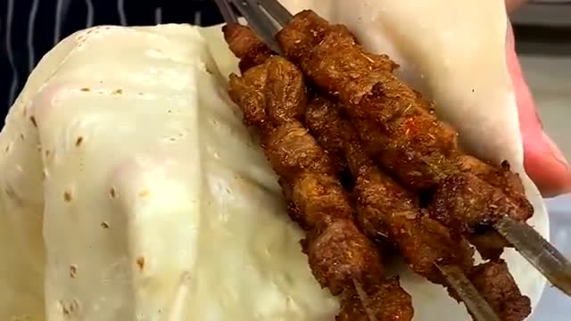 山东人最抗拒不了的晚餐就是它,大煎饼卷着羊肉串,放上香葱给老婆也不