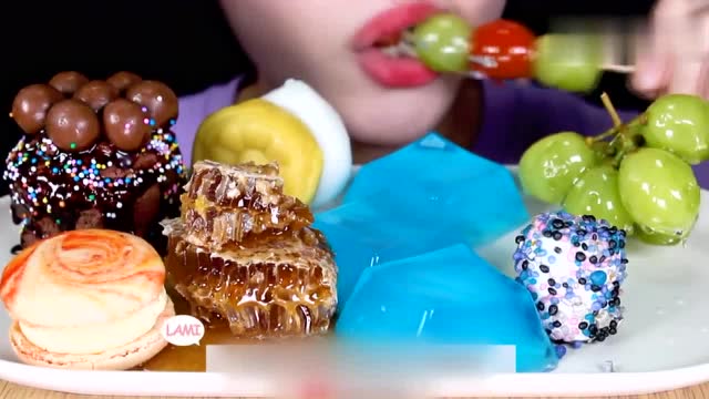 美女小姐姐吃甜品大餐,星空棉花糖,甜葡萄,果冻,满满的幸福