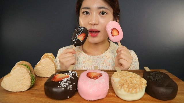 吃播小姐姐试吃各种甜品看样子就很好吃