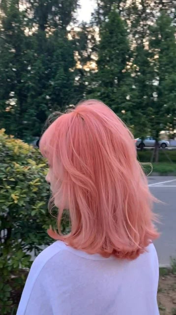 和樱花一样的樱花粉发色,仿佛动漫里的人物