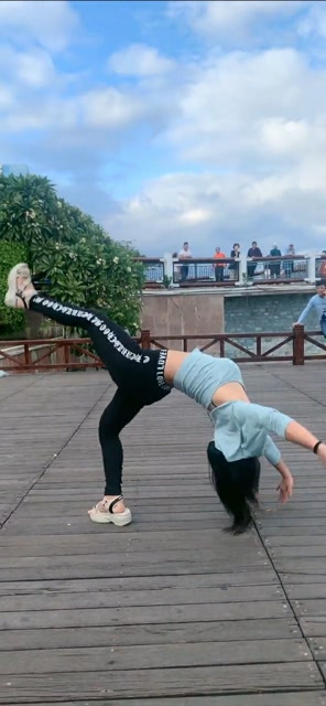 这个动作叫前桥