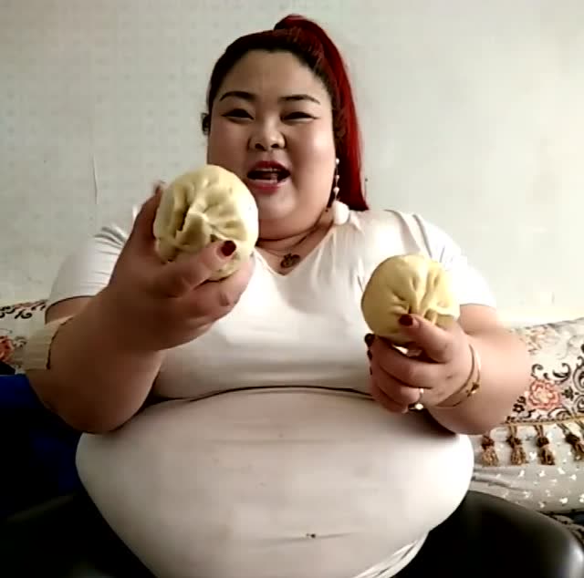 三百斤的胖大姐吃大包子,这吃相真没谁了,一看就是吃货!