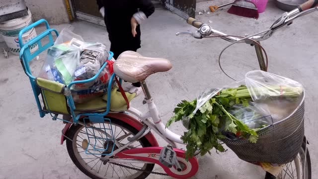 疫情期间,骑自行车去买菜,前后装满两天够吃了!