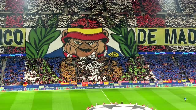 超燃!万达球场tifo迎接欧冠大战 马竞球迷集体歌唱