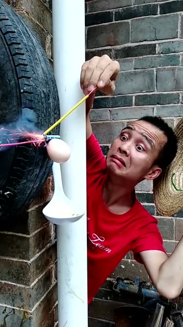 农村小伙这砸鸡蛋很特别,想法是好却行不通