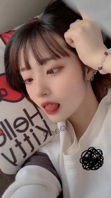 吐舌头的样子,还是那么可爱,真的有点受不了