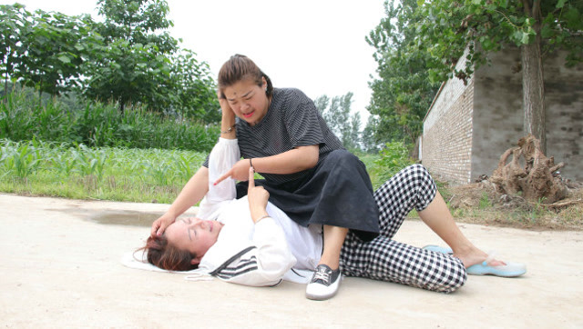 俩人当街大打出手,表姐把冰冰姨按在地上打,问她服不服