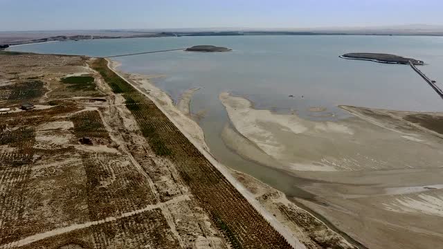 航拍甘肃武威民勤县红崖山水库长城西段
